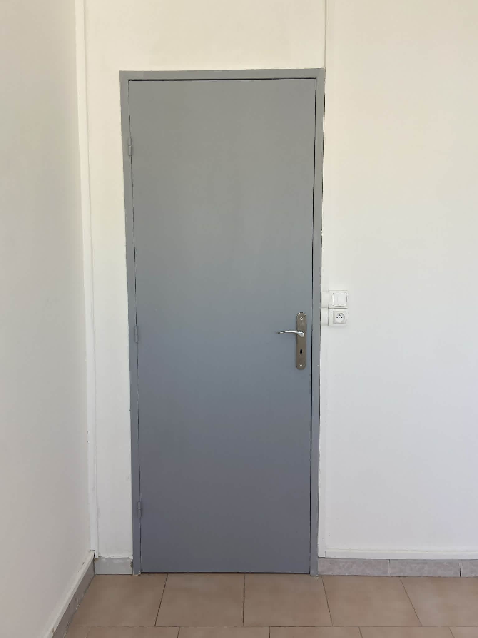 Porte repeinte en gris après travaux