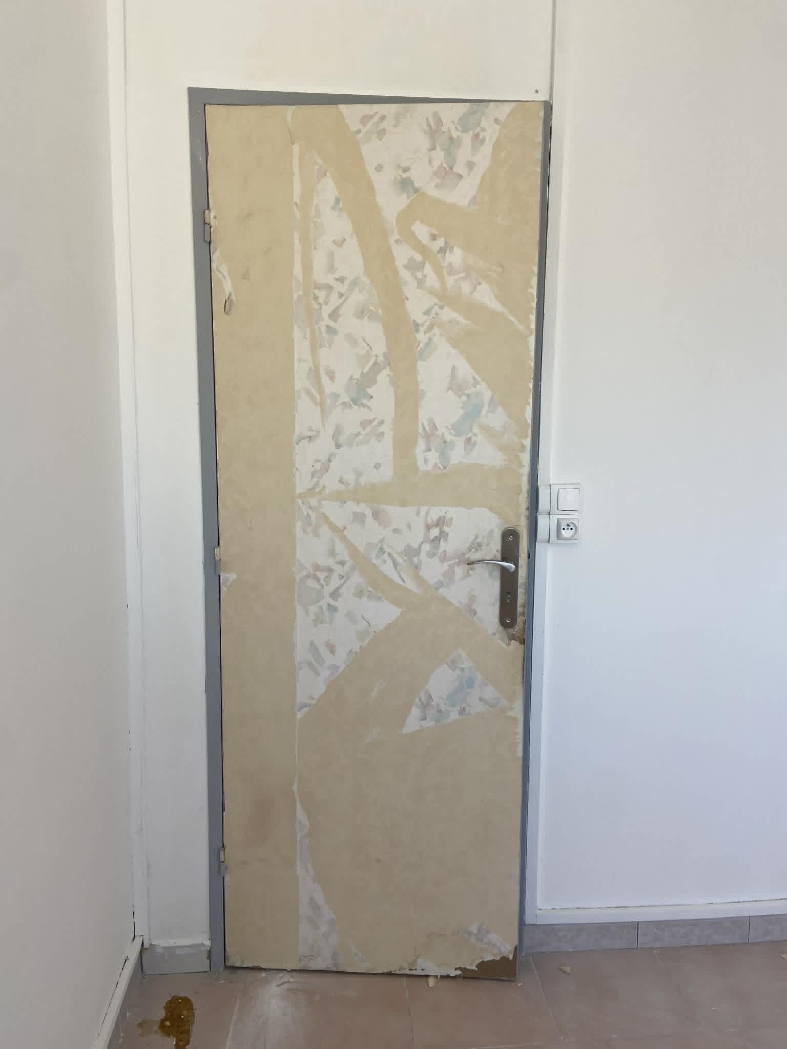 Porte abîmée avant rénovation