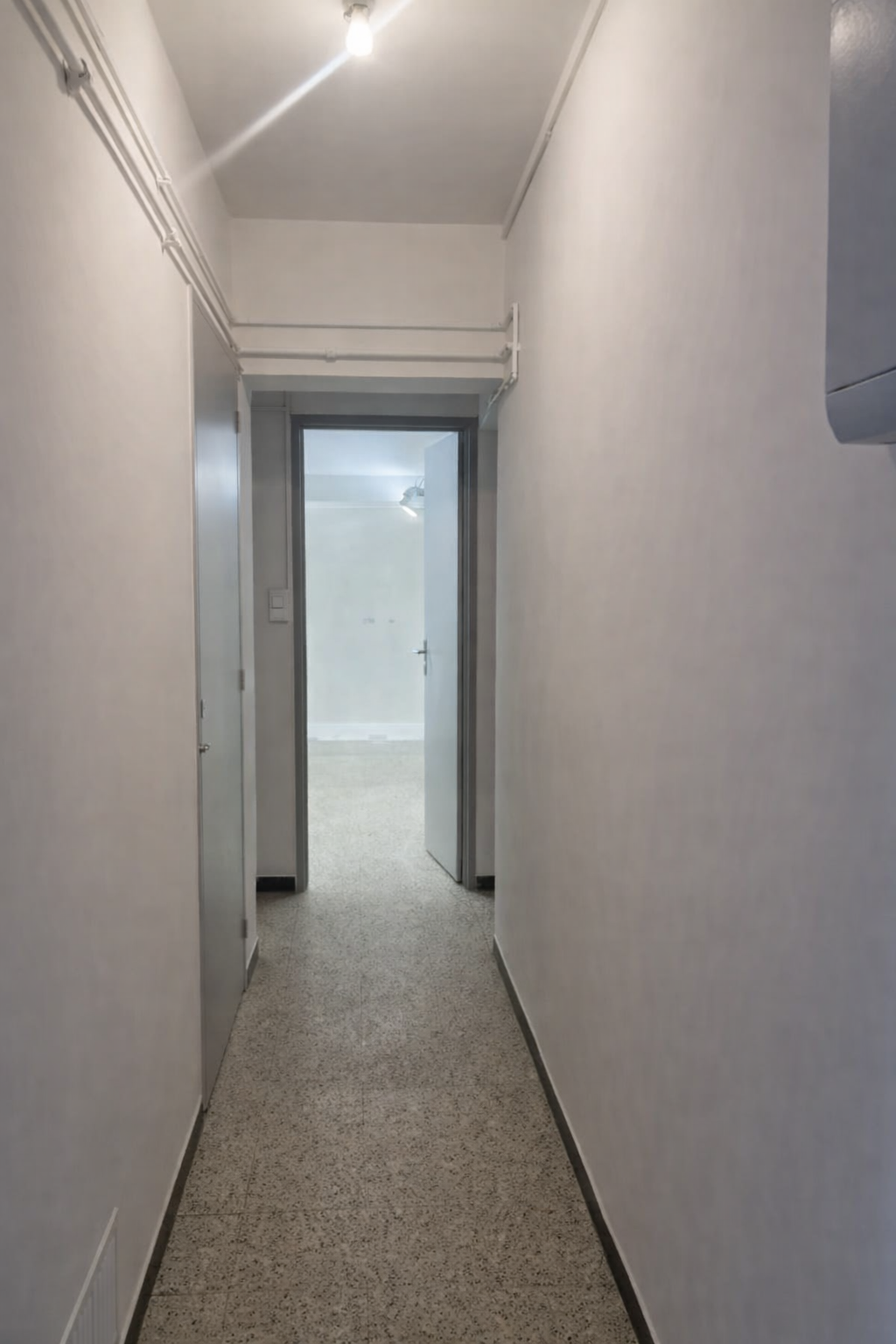 Couloir entièrement rénové — murs blancs et finitions soignées