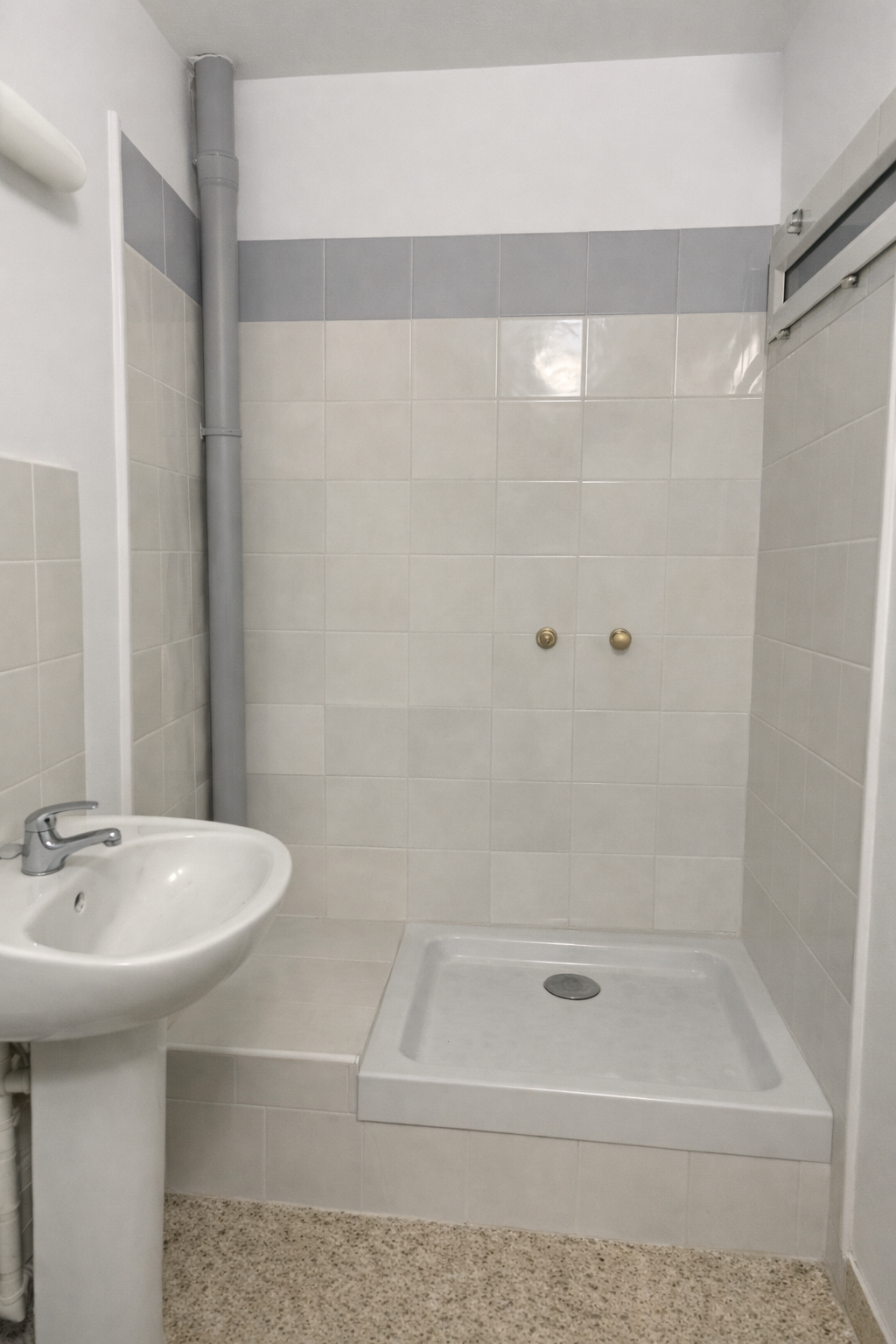 Salle de bain rénovée — carrelage gris et douche