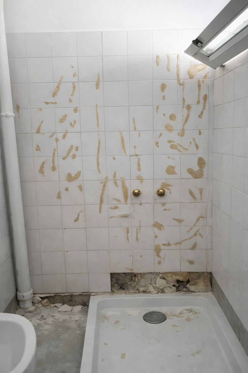 Salle de bain avant rénovation — carrelage abîmé